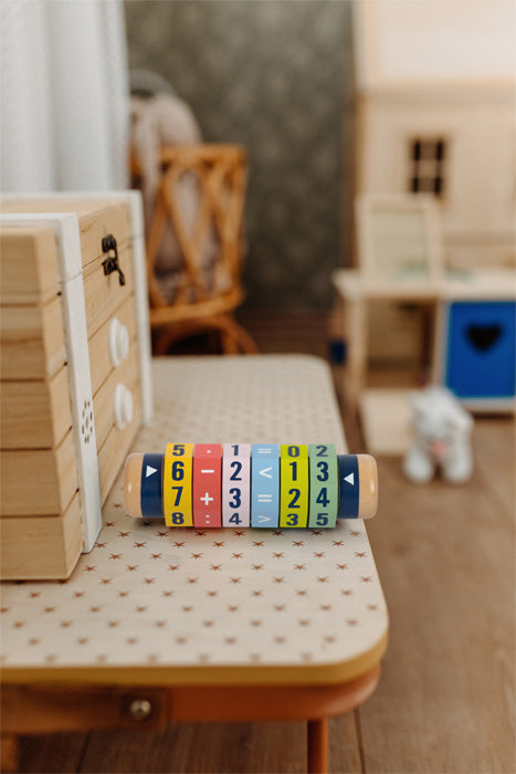 Montessori leseni matematični kalkulator na kolesih – učna igra za računanje