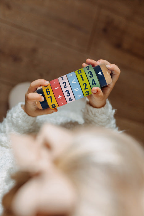 Montessori leseni matematični kalkulator na kolesih – učna igra za računanje