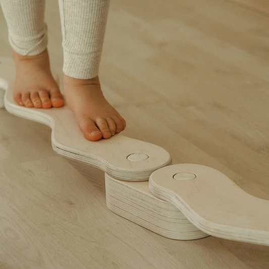 Montessori ravnotežnostna gred za otroke – lesena steza razvoj ravnotežja (POLKU S)