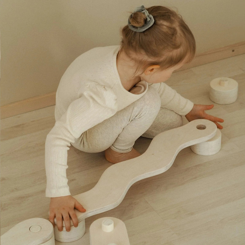 Montessori ravnotežnostna gred za otroke – lesena steza razvoj ravnotežja (POLKU S)