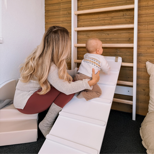 Montessori drsna rampa in plezalna klančina za Pikler lok – bela barva (TUOHI II)