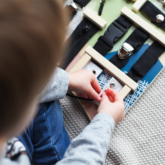 Montessori aktivnostna tabla z zapahi in vezalkami