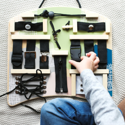 Montessori aktivnostna tabla z zapahi in vezalkami