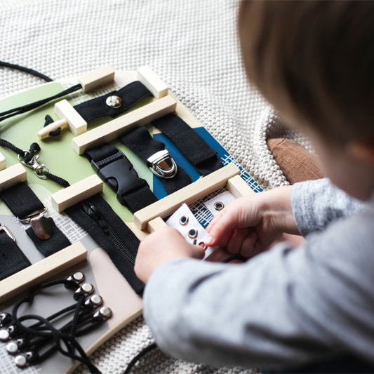 Montessori aktivnostna tabla z zapahi in vezalkami