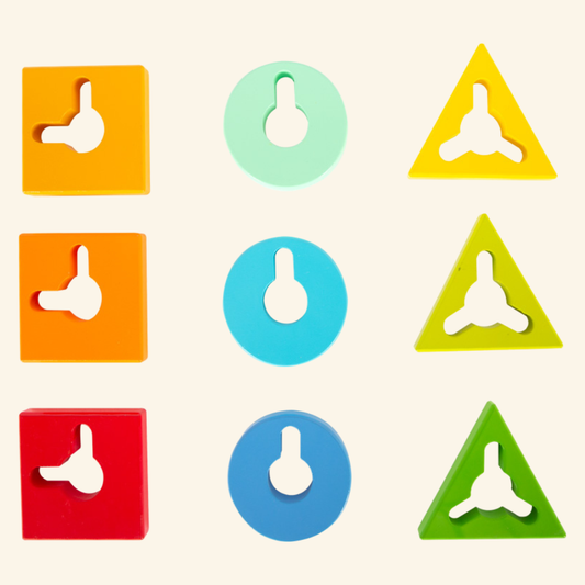 Montessori igra vstavljanja oblik in barv za razvoj motoričnih spretnosti